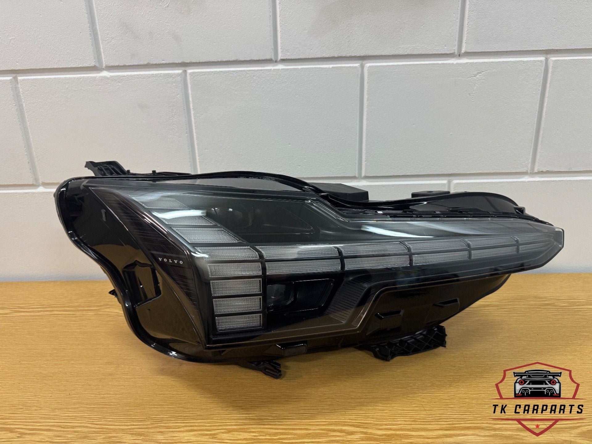 Volvo ex30 full led koplamp links 80000628, Auto-onderdelen, Gebruikt, Gunnar Engellaus vag 8
405 31  Gothenburg, SE, Info@volvocars.com