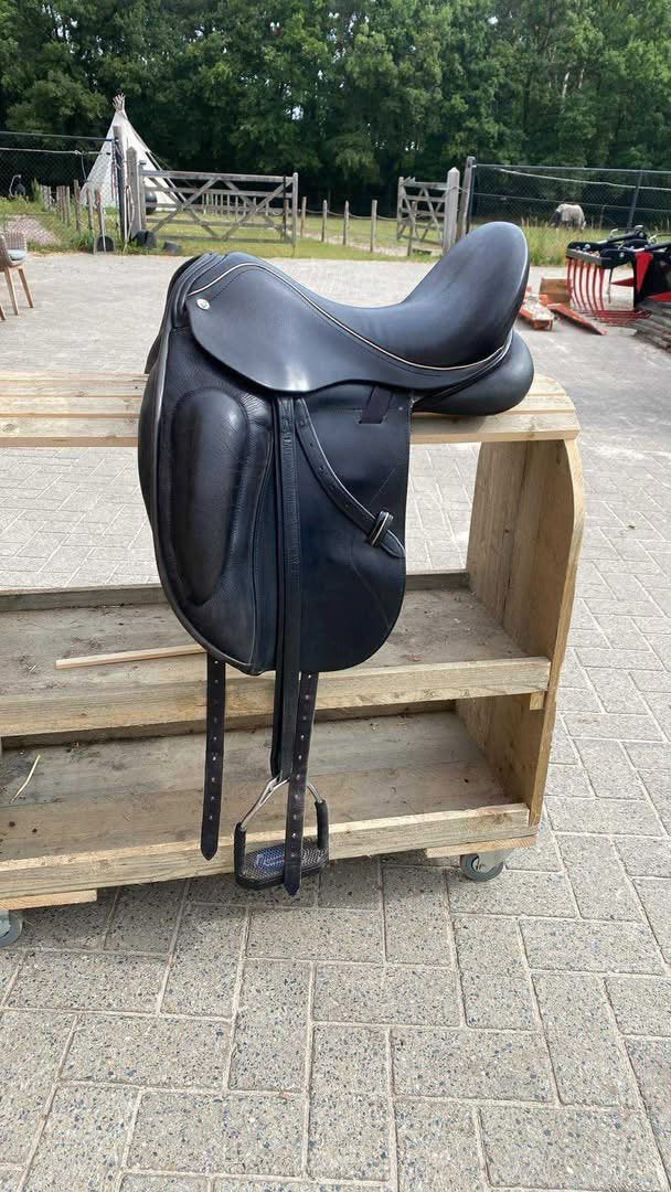 Dressuurzadel N2 Vantaggio 17inch, Animaux & Accessoires, Chevaux & Poneys | Selles, Enlèvement, Utilisé