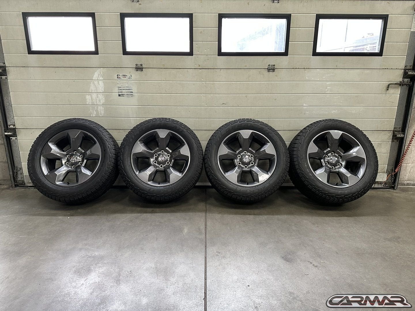 VERKOCHT  20" Originele Dodge Ram wielen | Falken Wildpeak |, Auto-onderdelen, Banden en Velgen, Gebruikt, -, 275 mm, -