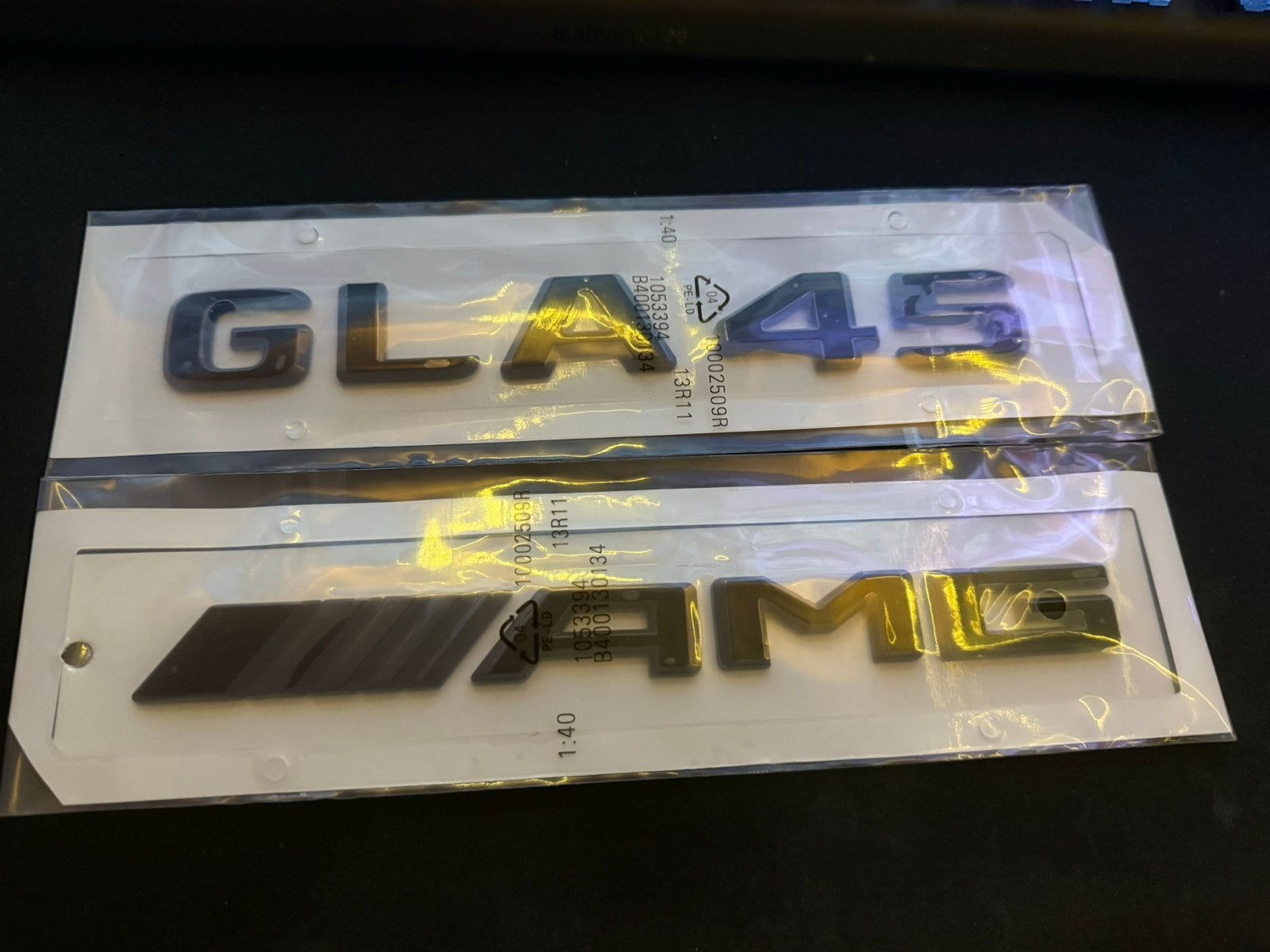 Mercedes GLA 45 & AMG Kofferbak Emblemen Set Gloss Black, Antiek en Kunst, Verzenden