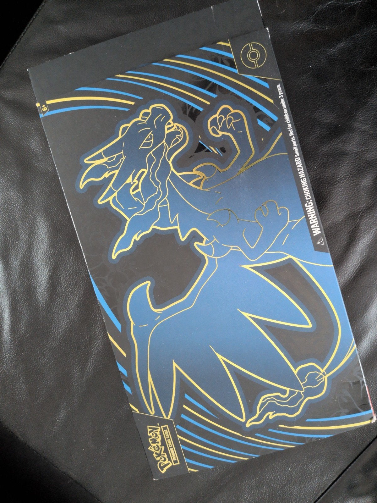 UPC Mega Charizard Playmat + accessoires, Hobby en Vrije tijd, Ophalen of Verzenden, Nieuw