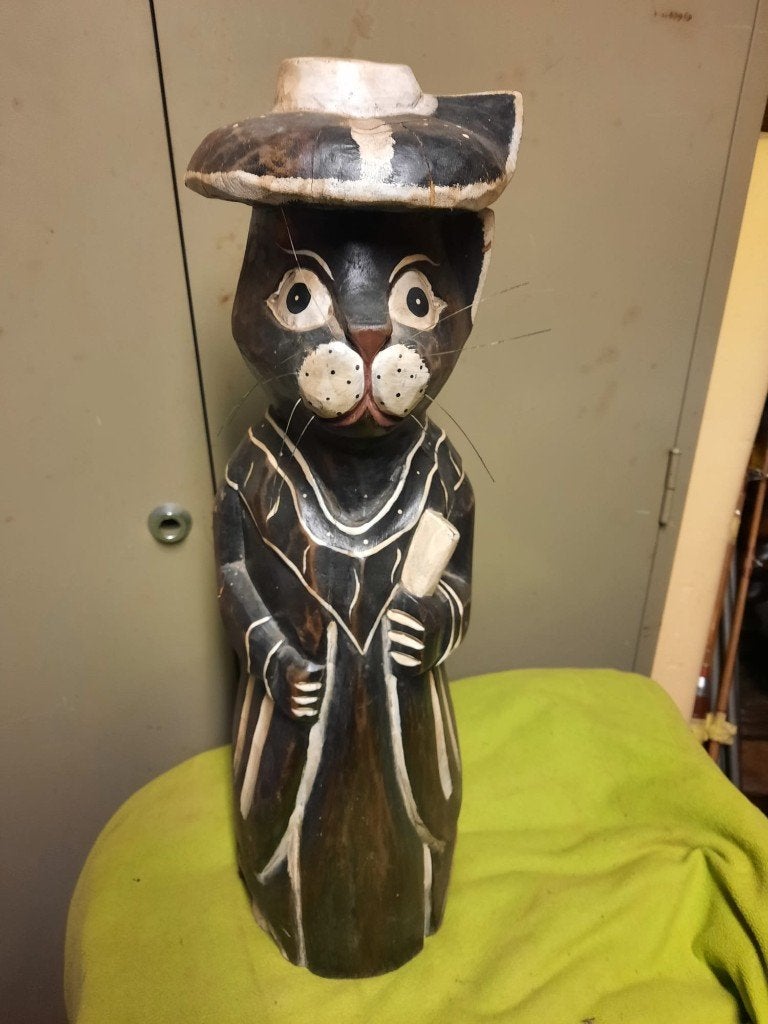 Houten beeld van kat (folklorisch), Ophalen