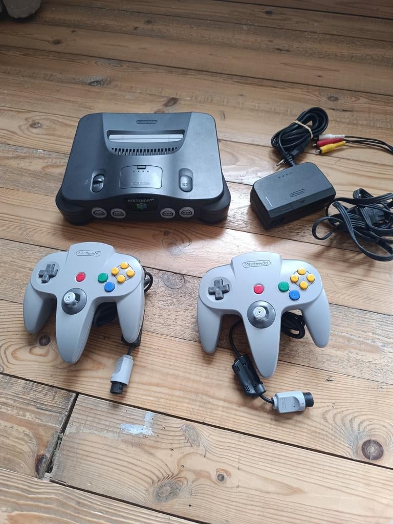 Nintendo 64 met twee controllers, Games en Spelcomputers, Ophalen of Verzenden