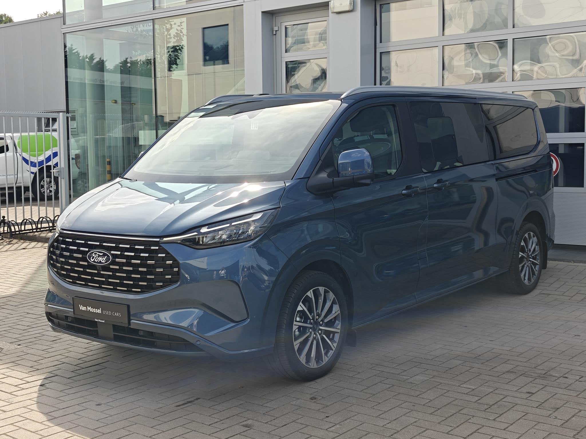 Ford Tourneo Custom PHEV Titanium X|Pano|Trekhaak|AGR seat|F, Auto's, Gebruikt, Overige modellen, 4 cilinders, Blauw