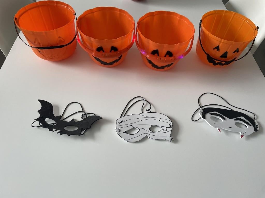 Twee Halloweenemmers met lichtjes + 2 gratis + 3 maskers, Ophalen of Verzenden, Zo goed als nieuw, 110 t/m 116, Jongen of Meisje