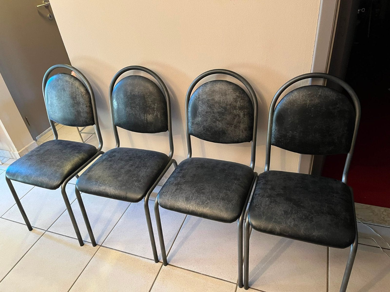 Stoelen te koop, Ophalen