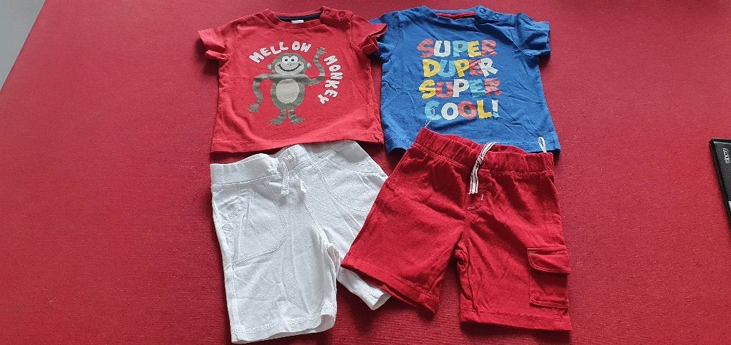 Ensemble de 2 t-shirts et 2 shorts - Taille 74 - Baby Club, Enlèvement, Comme neuf, Garçon, Ensemble