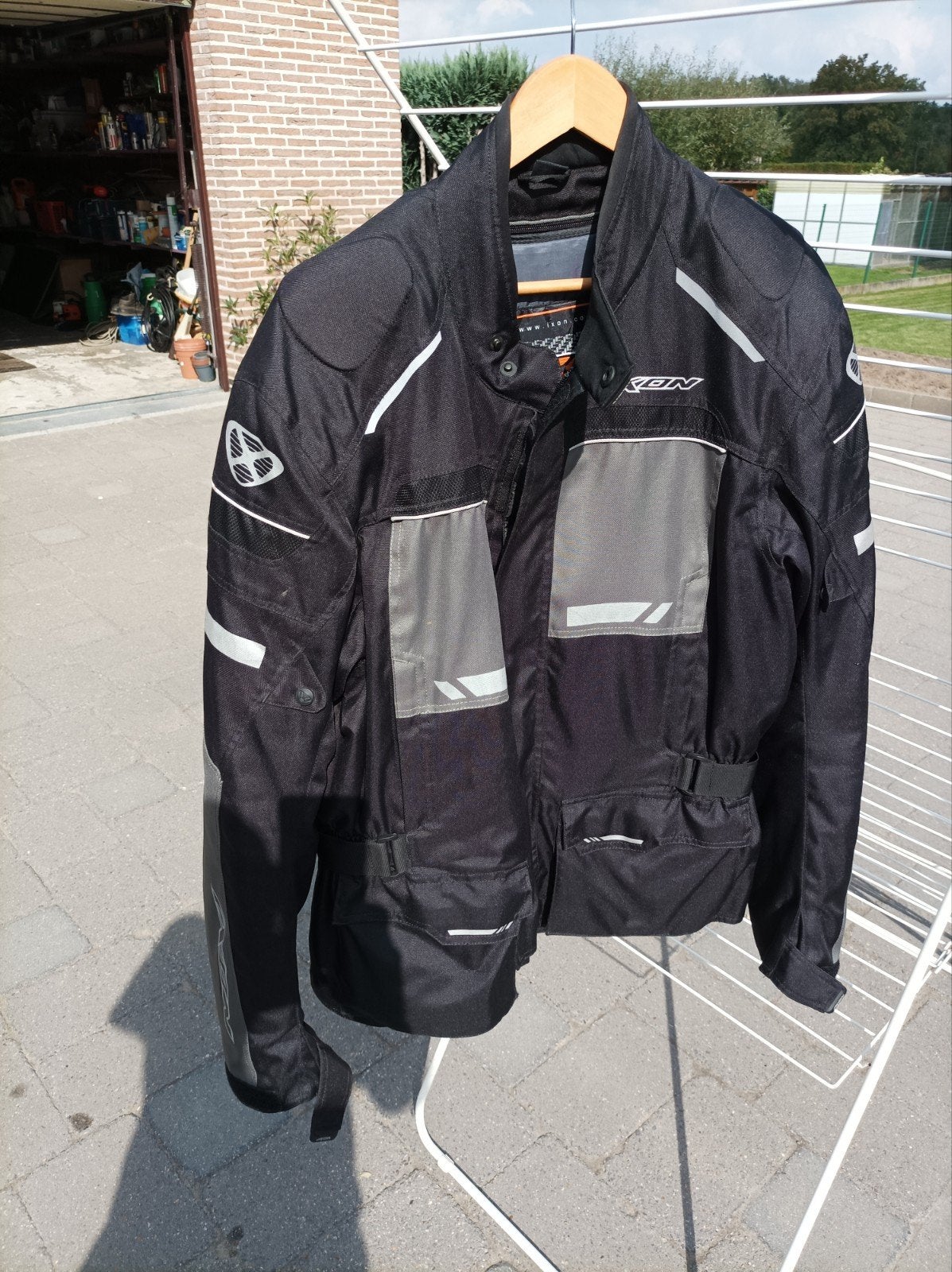 Motor vesten en broeken, Enlèvement