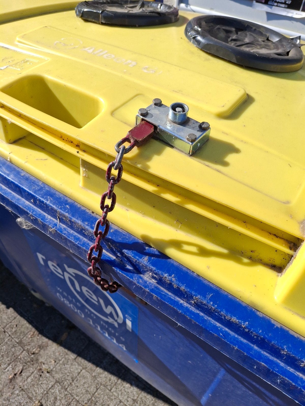 2 conteneurs à déchets, Enlèvement
