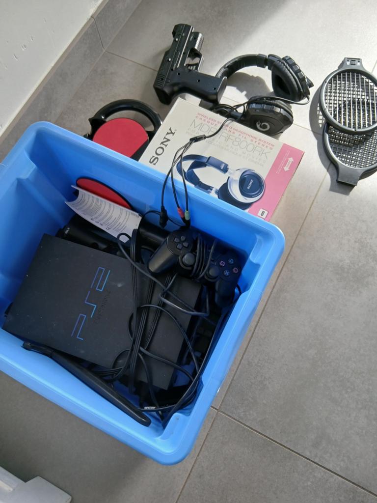 Play 2 met toebehoren en 1 spelletje. Tv niet inbegrepen, Games en Spelcomputers, Ophalen
