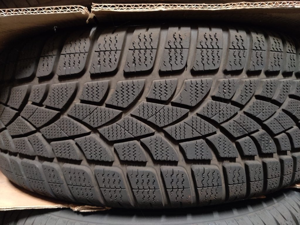 ensemble de pneus d'hiver Dunlop avec jantes noires, Neuf, Pneus hiver, Véhicule de tourisme, 17 pouces