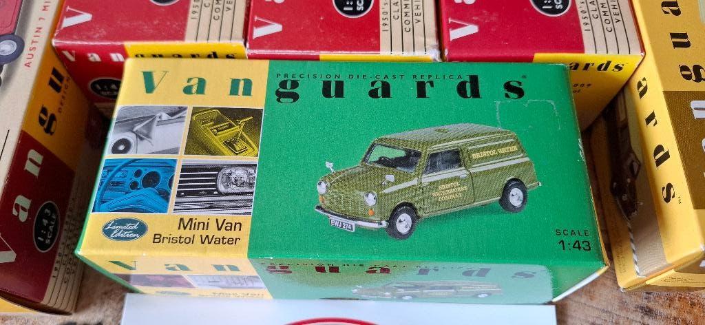 MINI Van Mk1 Austin Bristol Water 1/43 VANGUARDS Neuf + Box, Hobby & Loisirs créatifs, Voitures miniatures | 1:43, Enlèvement ou Envoi