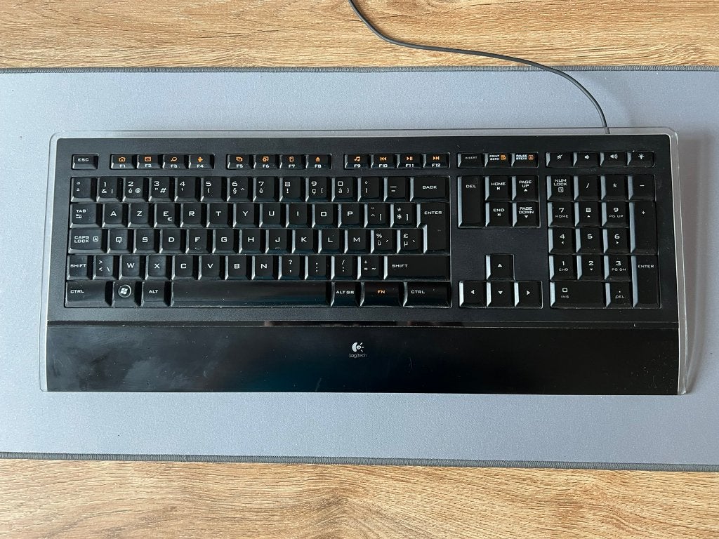 Logitech illuminated keyboard + mouse, Computers en Software, Toetsenborden, Ophalen, Multimediatoetsen, Gebruikt, Logitech