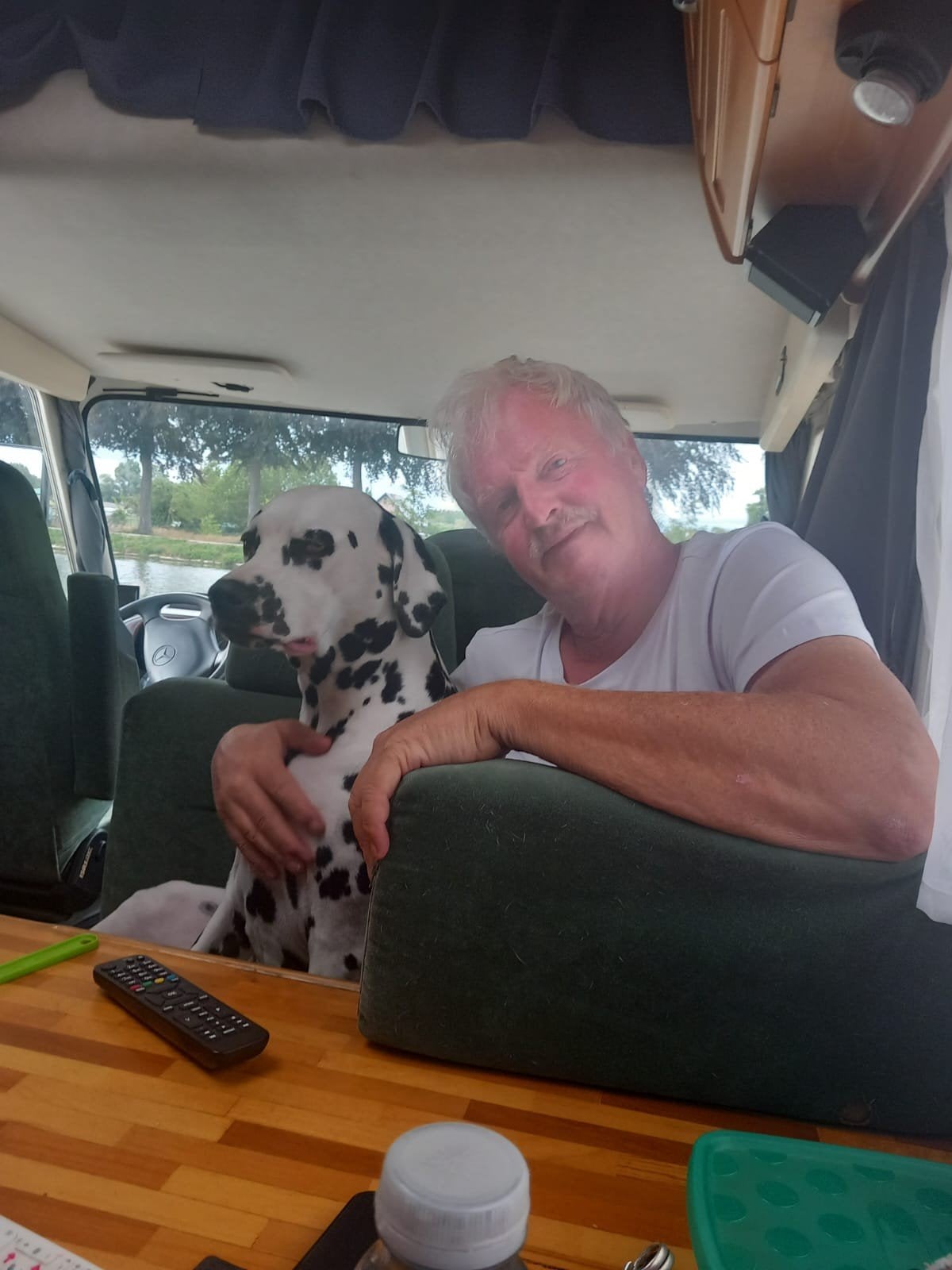 Man 69 met hond zoekt vriendin, Contacts & Messages