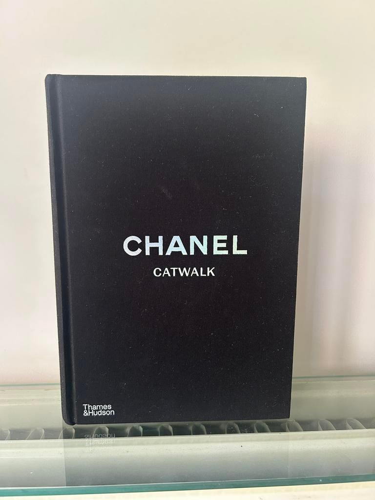 Boek Chanel catwalk NIEUW, Ophalen, Nieuw, Couturiers