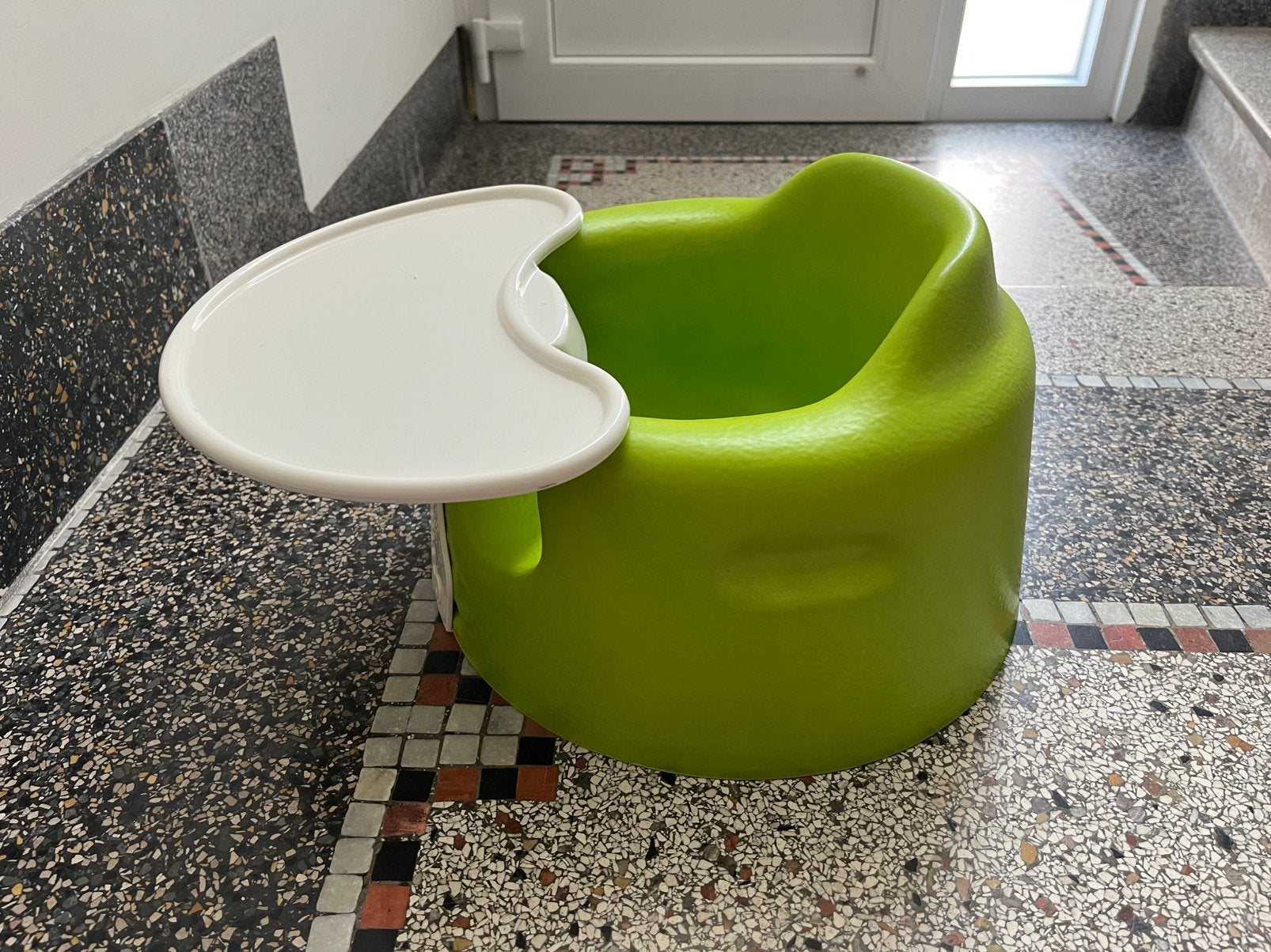 Bumbo seat + tafel, Ophalen, Zo goed als nieuw