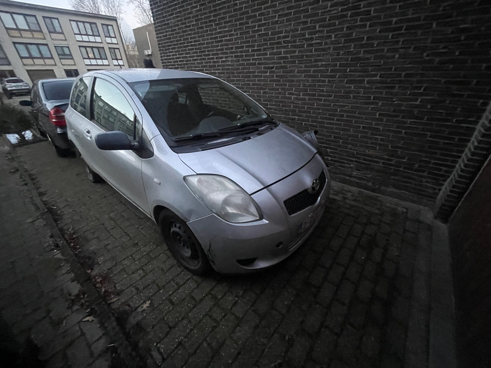 Toyota Yaris 1.3 benzine vor export, Auto's, Toyota, Voorwielaandrijving, 4 zetels, Zwart, 4 cilinders