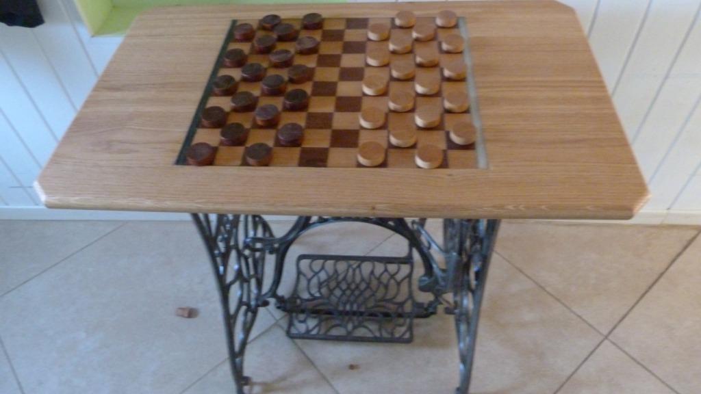 petite table avec jeu de dame, Maison & Meubles, Comme neuf, Enlèvement, 75 cm ou plus, Rectangulaire
