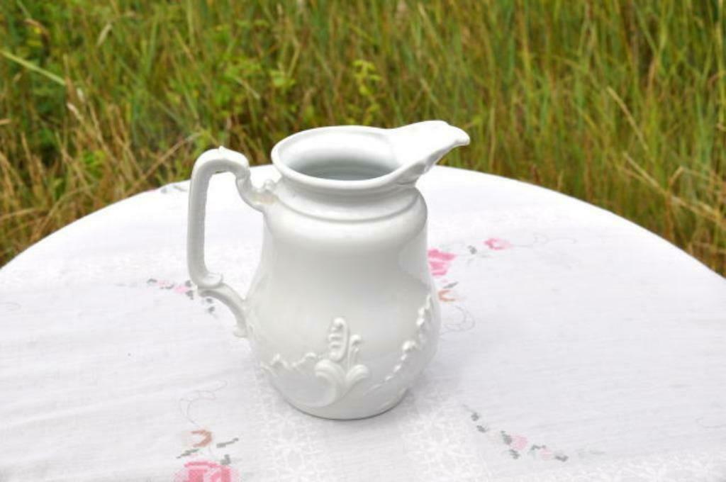 § pichet en faience barbotine blanche, Antiquités & Art, Enlèvement ou Envoi