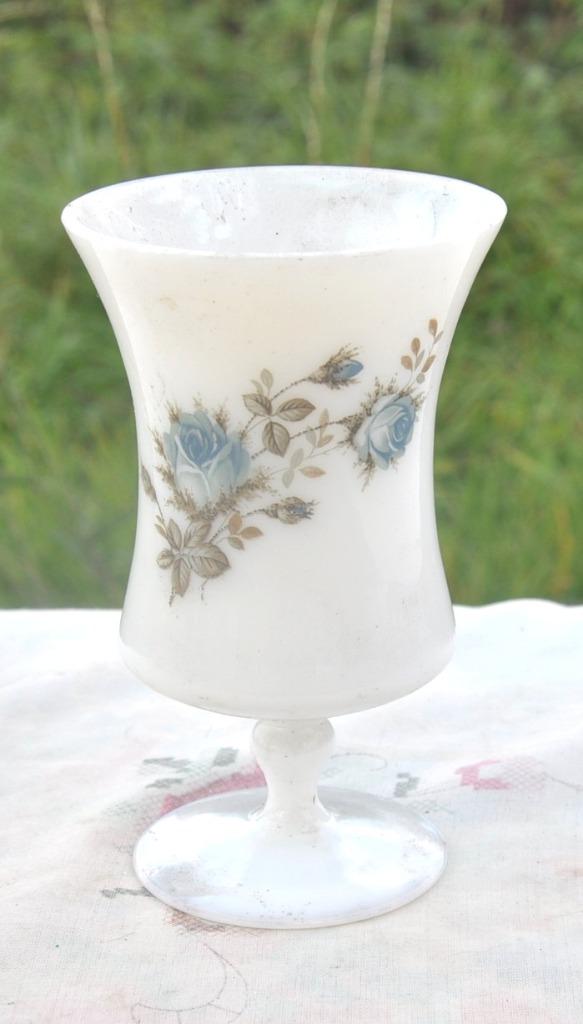 vase opaline sur pied decor rose bleu, Ophalen of Verzenden
