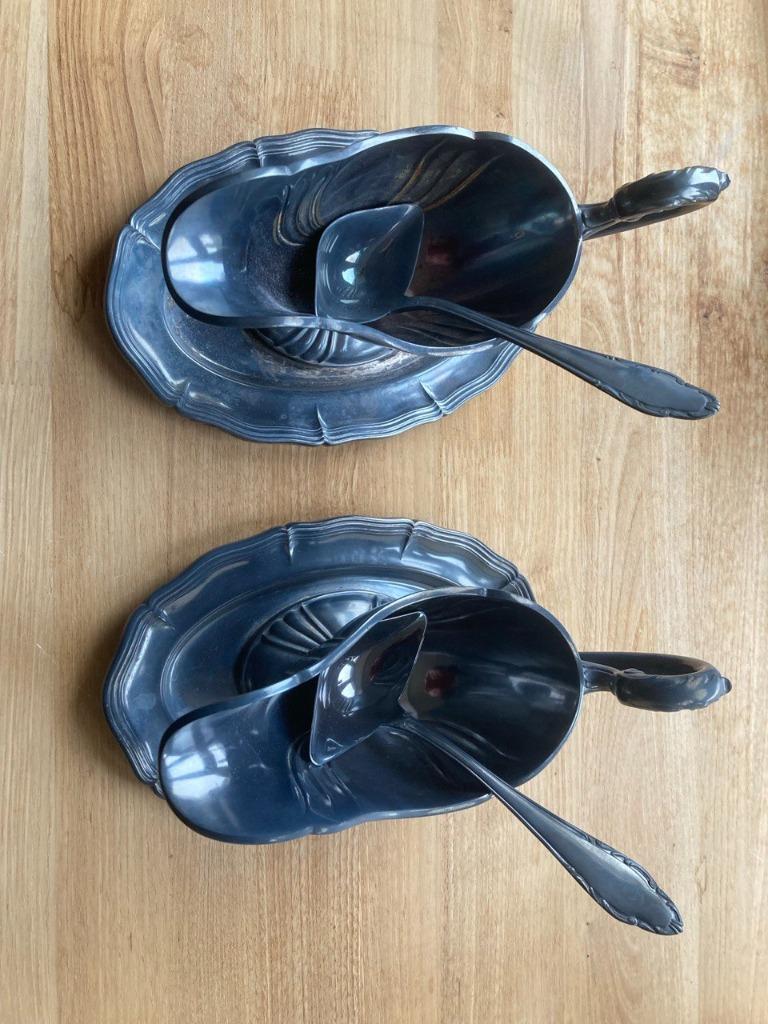 Twee verzilverde sauskannen van Wellner + sauslepels, Ophalen