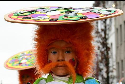 Carnavals Hoed in foam ( thema pizza)., Enlèvement, Porté