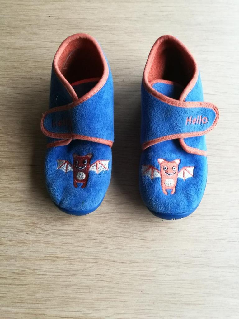 Lichtblauwe 'Vleermuizen' pantoffels (jongens, maat 26), Slofjes, Ophalen of Verzenden, Zo goed als nieuw, Jongetje