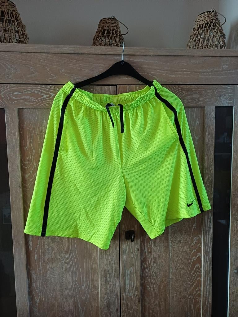 Short Nike, Geel, Maat 42/44 (L), Nike, Ophalen of Verzenden