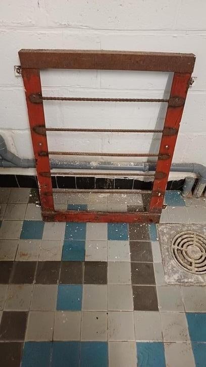 2 grilles de soupirail, Enlèvement