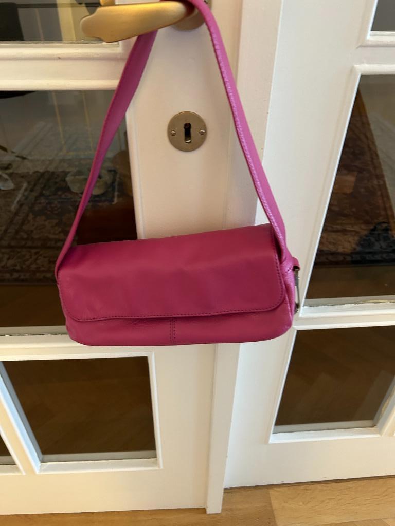 leren tas - claudie strater, Handtassen en Accessoires, Tassen | Damestassen, Gebruikt, Schoudertasje, Roze, Ophalen