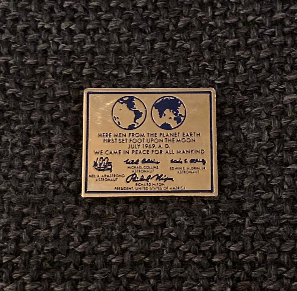 PIN - FIRST FOOT UPON THE MOON - JULY 1969 - RICHARD NIXON, Verzenden, Gebruikt, Overige onderwerpen, Speldje of Pin
