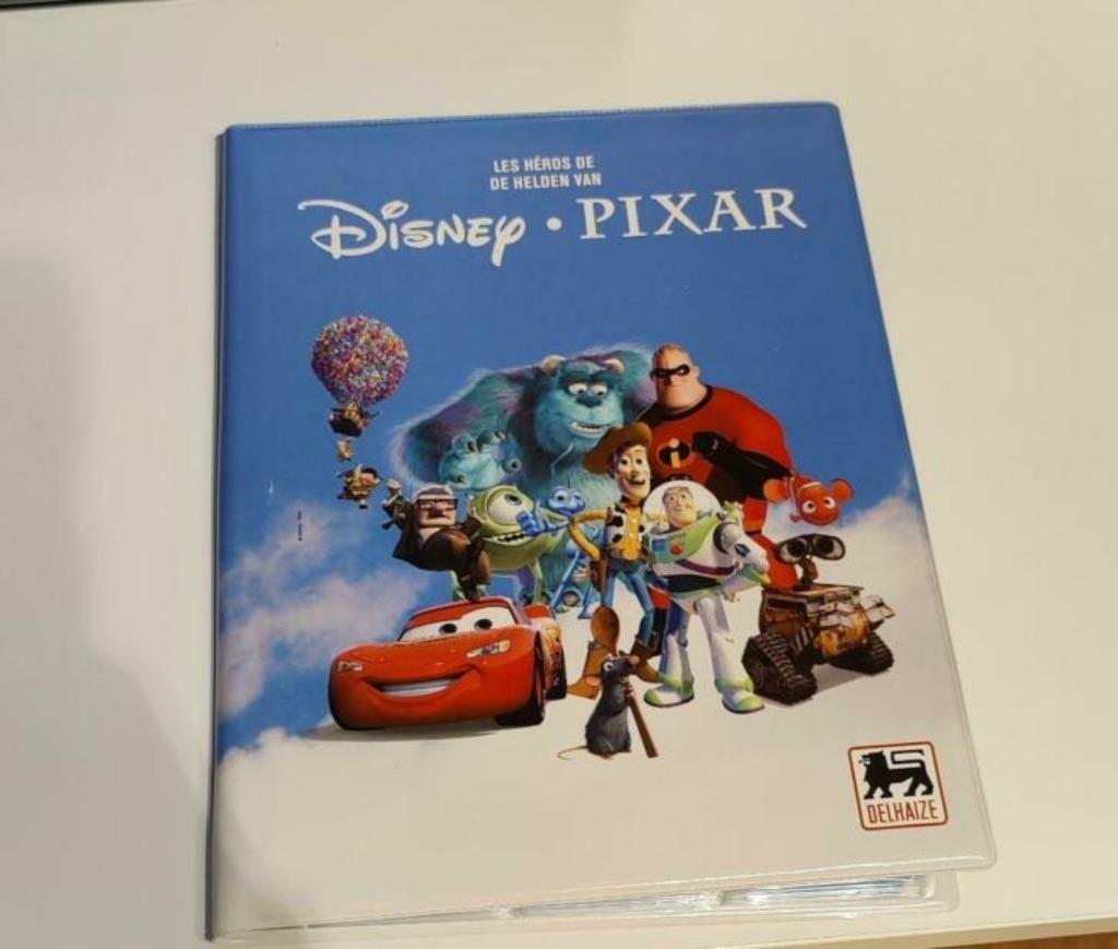 disney Pixar verzamelmap van Delhaize, Hobby en Vrije tijd, Gezelschapsspellen | Kaartspellen, Zo goed als nieuw, Ophalen of Verzenden