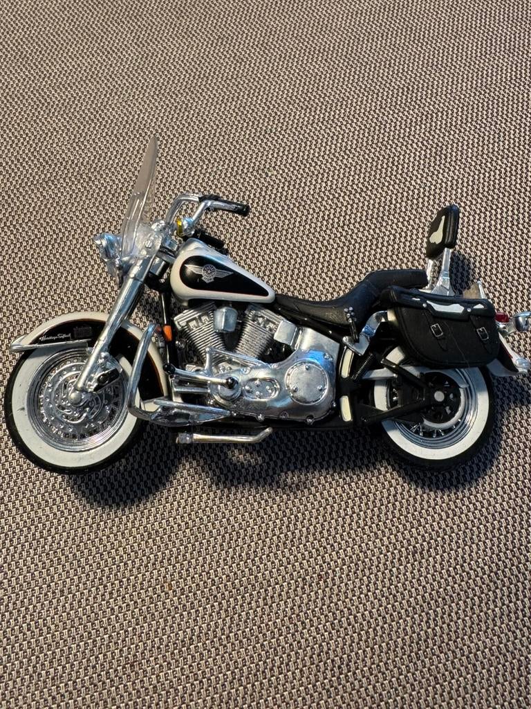 Maisto Harley-Davidson 1993 FLSTN Heritage Softail Nostalgia, Ophalen of Verzenden, Zo goed als nieuw, Maisto