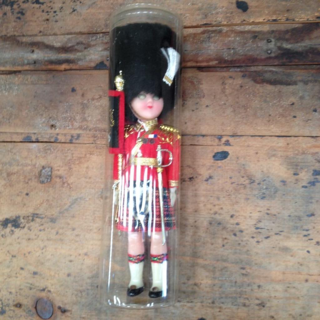 vintage popje Schotse wacht 23 cm groot - nieuw in doos, Verzamelen, Poppetjes en Figuurtjes, Ophalen of Verzenden, Nieuw