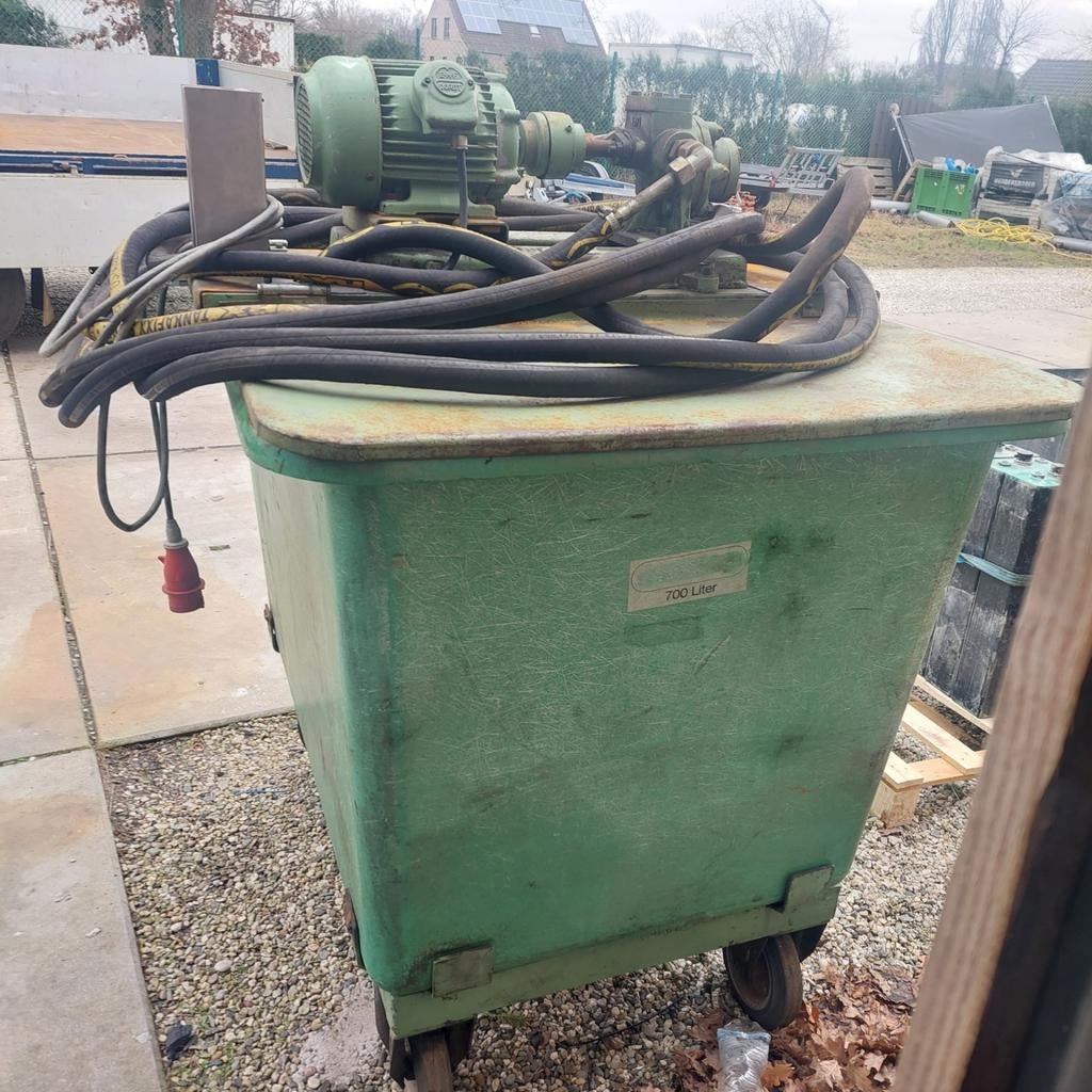 Oili pomp met tank er onder, Doe-het-zelf en Bouw, Gereedschap | Lasapparaten, Ophalen of Verzenden, Gebruikt