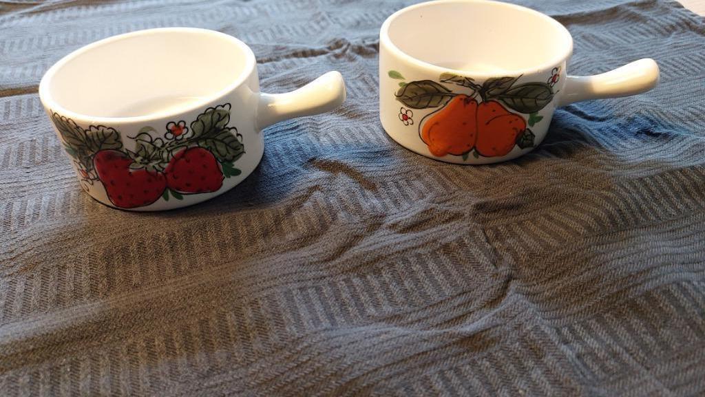 Deux caquelons vintage motif de fruits fraises et poires, Enlèvement ou Envoi