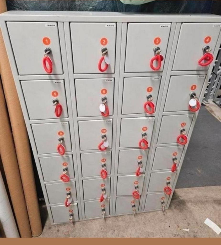 24x deurs lockers met 24x 1€ muntslot., Enlèvement, Comme neuf