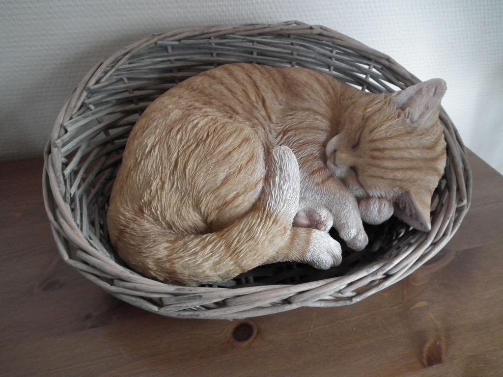 decoratie "Oranje kat 27x20x10,5 cm, met rieten mand”, Verzenden, Nieuw