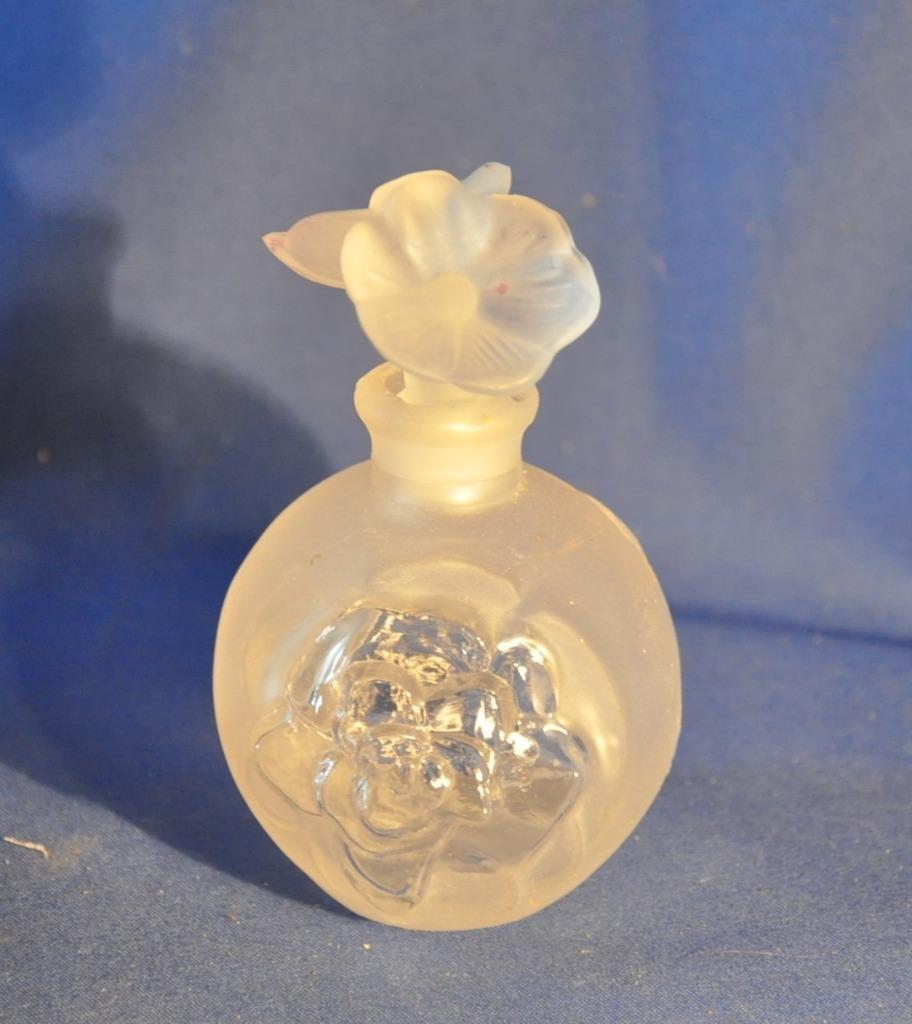 fiole bouteille pour parfum en verre moulé decor rose, Antiquités & Art, Enlèvement ou Envoi