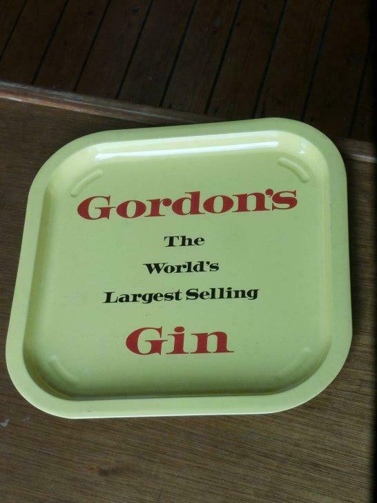 Plateau rétro en étain "GORDON'S GIN", Collections, Marques & Objets publicitaires, Utilisé, Enlèvement ou Envoi