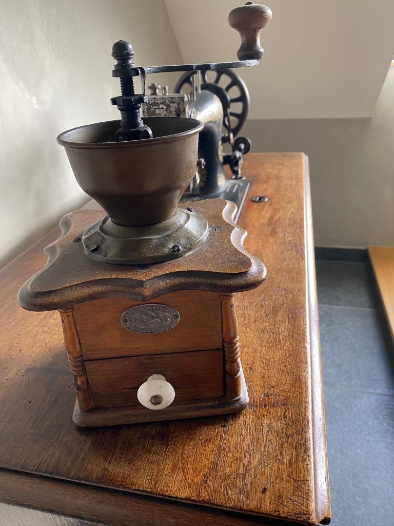 Oude Antieke Koffiemolen, Ophalen