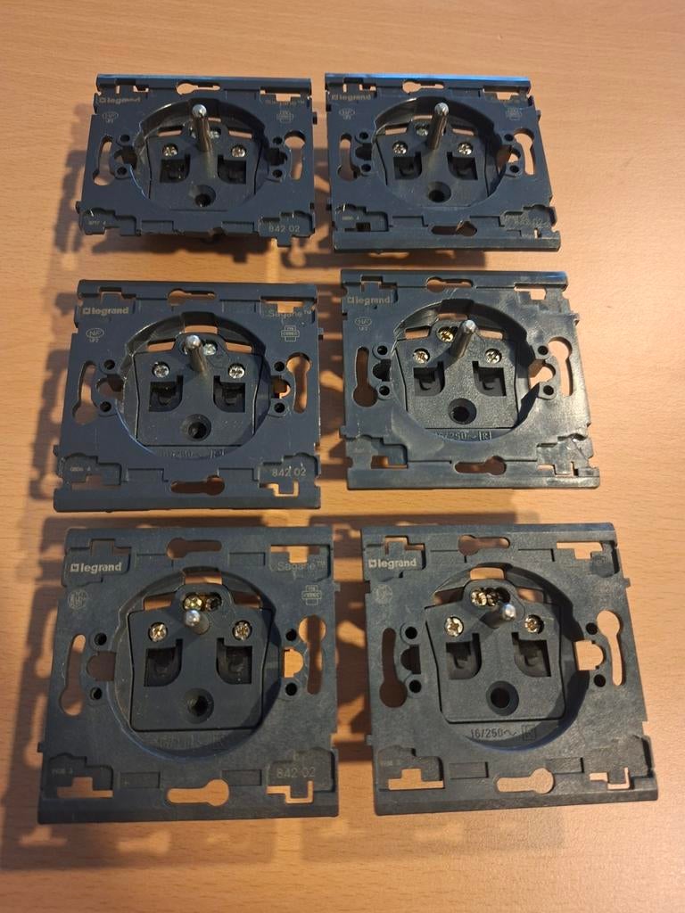 Legrand Prise de courant 2P+T Sagane Noir 16A 250V
84202, Enlèvement ou Envoi