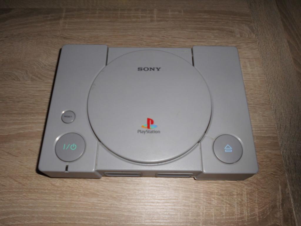 playstation1 heel dringend weg   !!!!!!!!!!!!!!!!!!!!!!!!, Ophalen, Zo goed als nieuw, Met 2 controllers