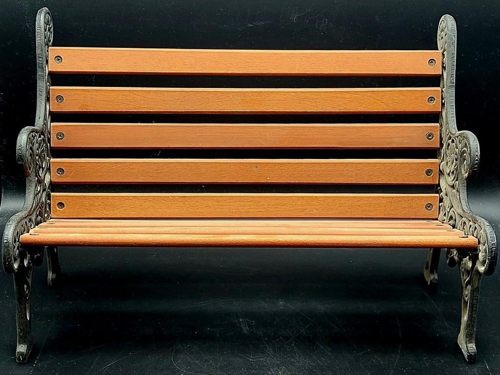Banc de poupée en fonte, Enlèvement