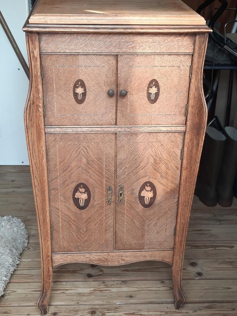Ancien meuble à musique, Enlèvement