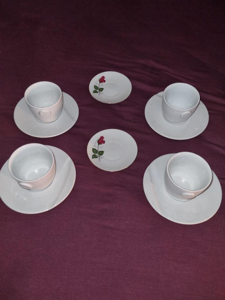 4 tasses + sous-tasses blanches + 2 assiettes "rose", Enlèvement ou Envoi, Utilisé, Porcelaine, Tasse(s) et/ou soucoupe(s)