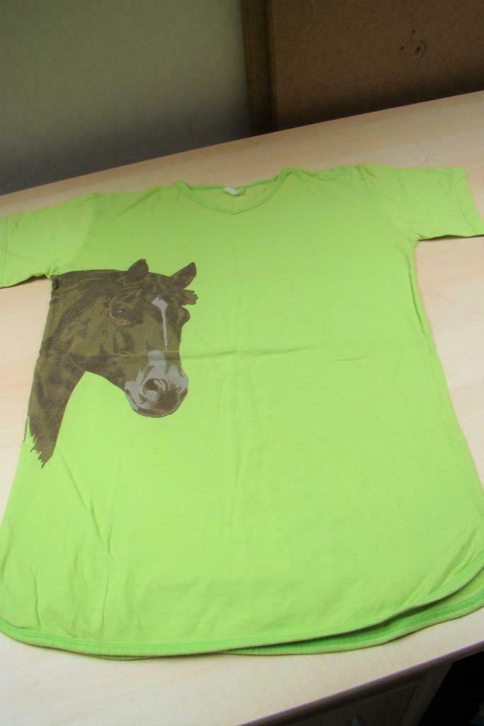 slaapkleed fluogroen paard - longshirt korte mouw  m 158, Enlèvement ou Envoi, Utilisé, Fille, Vêtements de nuit ou Sous-vêtements