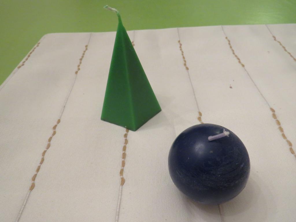 2 bougies de couleurs, Enlèvement ou Envoi, Neuf, Moins de 25 cm, Bougie