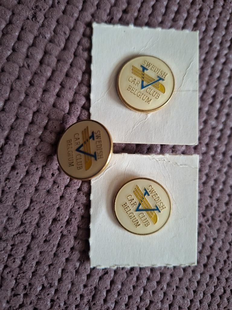 3x pins Swedish car club Belgium (Volvo), Collections, Broches, Pins & Badges, Enlèvement ou Envoi