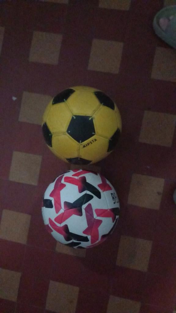 2 voetballen, Sport en Fitness, Handbal, Ophalen